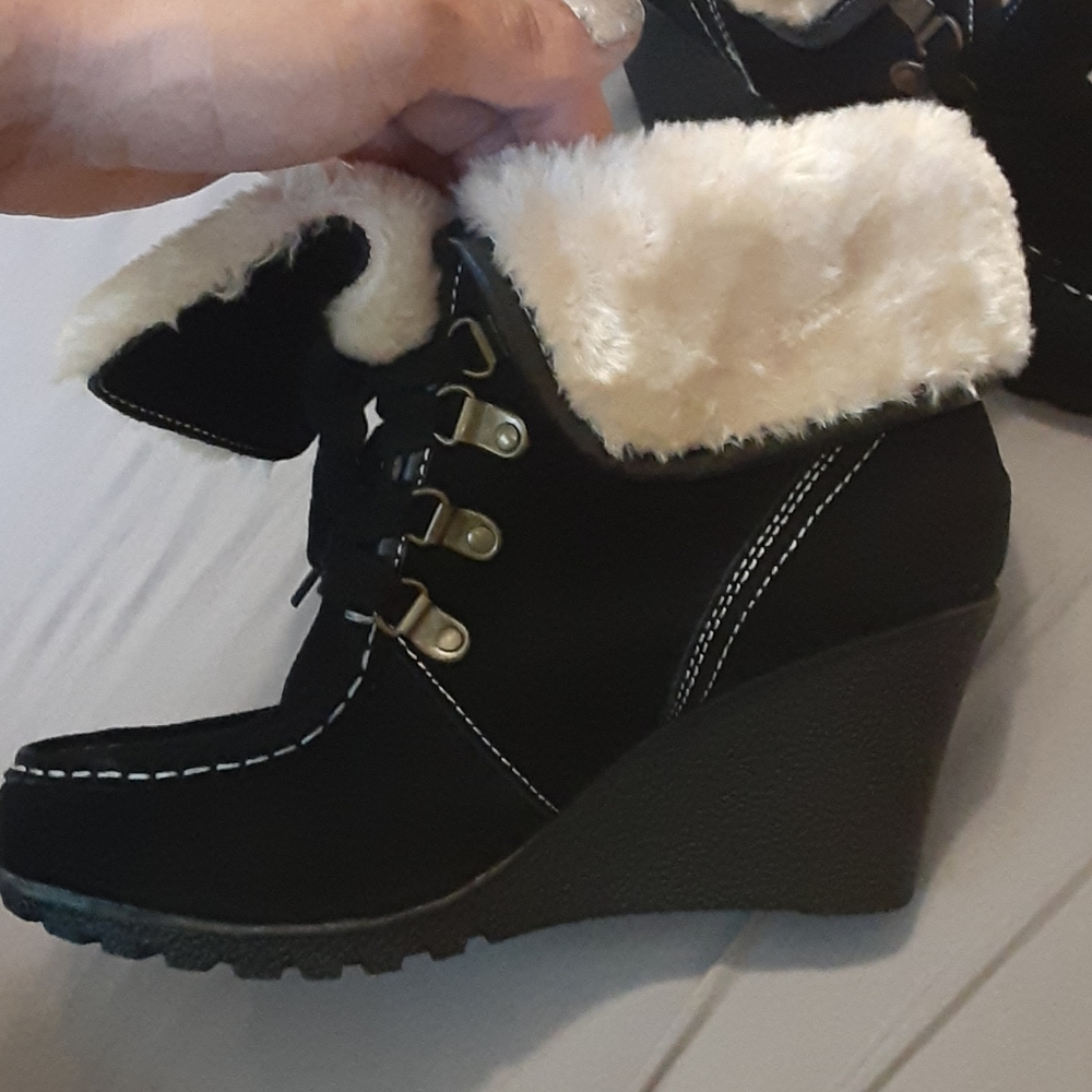 shoes/Booties - Picture 2 of 4